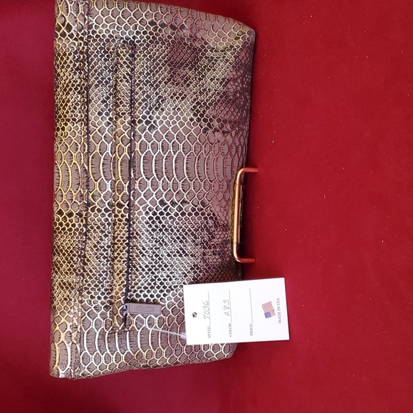 Handbags - Picture 3 of 6